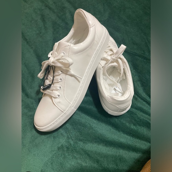 BANANA REPUBLIC VEGAN LEATHER SNEAKERS - Picture 2 of 5